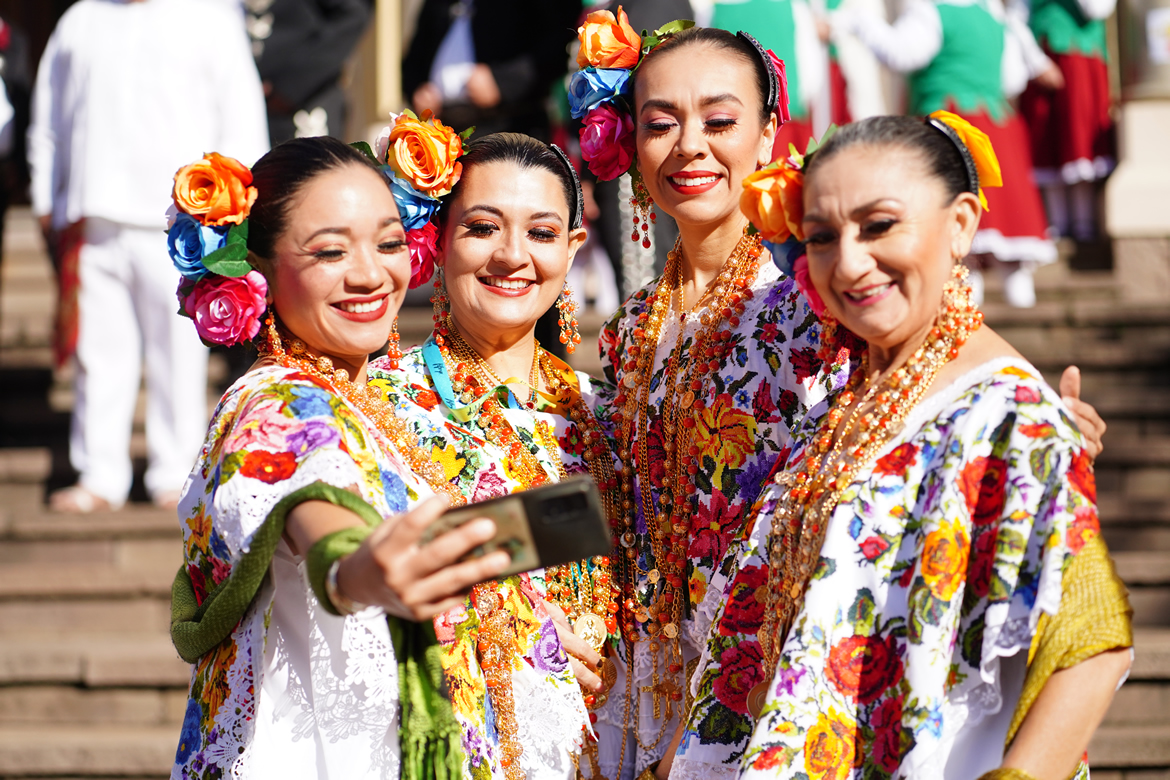 FOLIA NAS RUAS E DESFILE